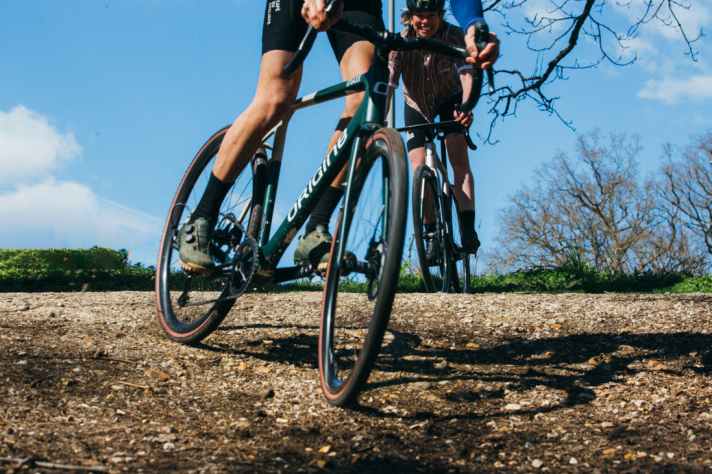 With the new Caracal All Road semi-slick tyre from Hutchinson, you can also let rip on gravel without a care in the world.