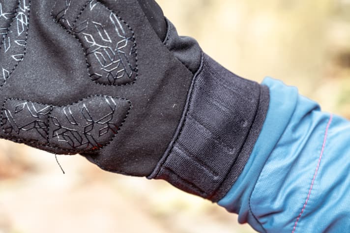 Das Bündchen schließt zwar dicht ab, sitzt aber sehr straff beim Reinschlüpfen