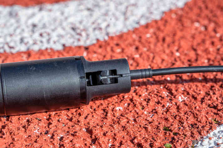 Früher war die Montage oft aufwändig. Heute wird der Zug in der Regel einfach unten an der Stütze eingehängt