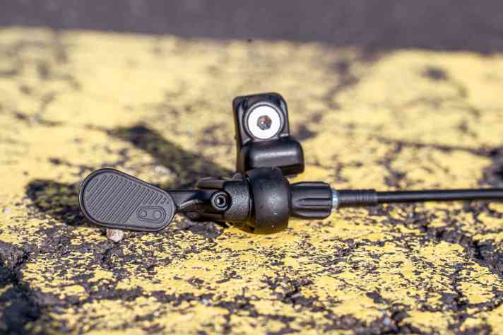 Dank seines Kugelkopfs lässt sich der Remote perfekt ausrichten