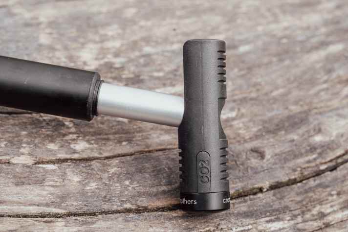 With the Klic HV CO2, Crankbrothers sends the only pump with a folding handle into the test - not the only unique selling point
