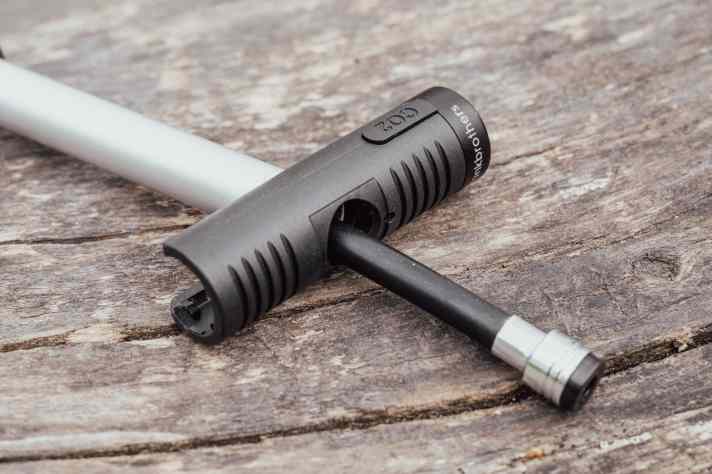 Im Inneren der Pumpe versteckt sich der Schlauch. Bei Montage am Rahmen, kann dieser während der Fahrt im Gehäuse klappern