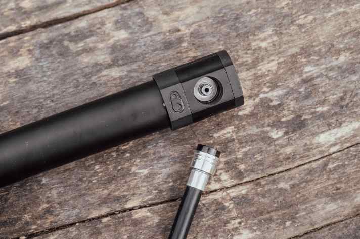 The hose is fixed airtight to the pump via a magnetic coupling