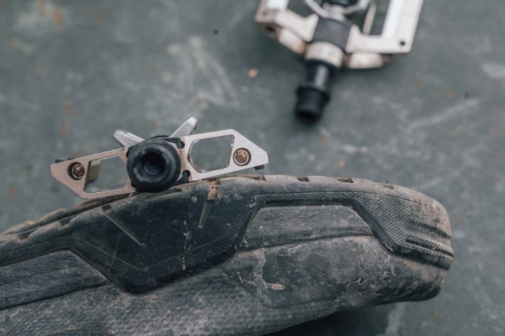 The two cleats are only in contact with the sole of the shoe in the rarest of cases
