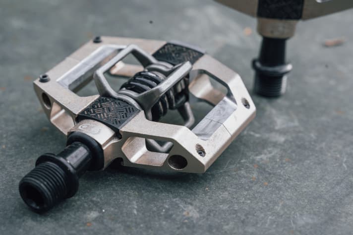 Sohle abgelaufen? Kein Problem: die sogenannten Traction Plates (schwarz) sorgen für Kontakt zwischen Schuh und Pedal