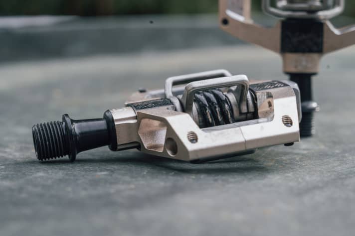 Etwas länger als normal: die Achse bietet einen Q-Faktor von 57 mm. Das erhöht die Fersenfreiheit am Hinterbau