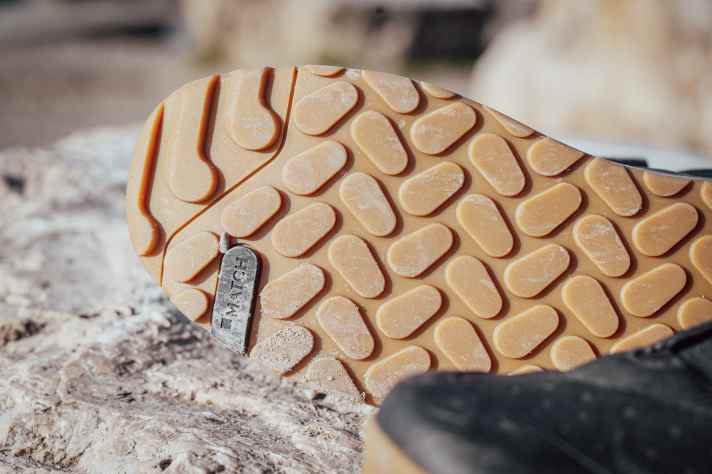 Gummi und Profil erzeugen nur wenig Grip. Bei heftigeren Abfahrten wandert der Schuh auf dem Pedal