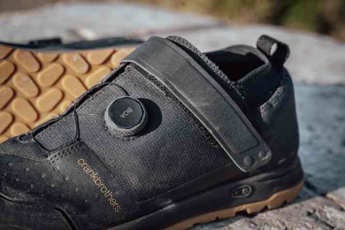 The combination of Boa Li2 fastener and Velcro is one of the best solutions in our eyes