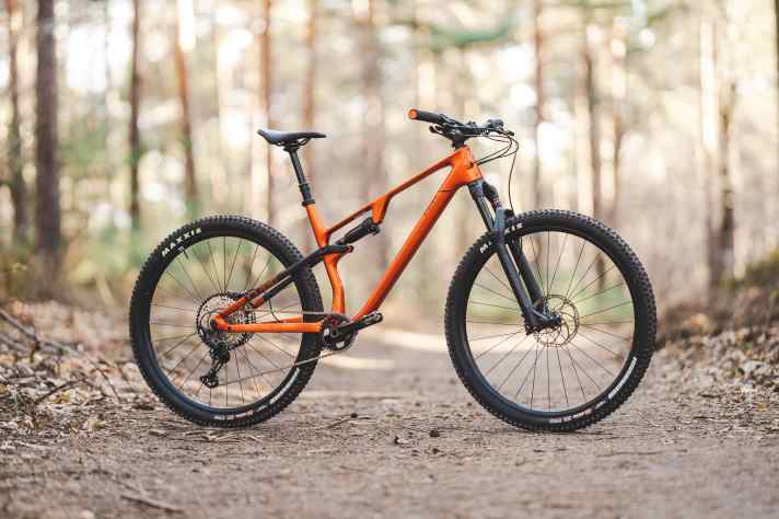 The Cube AMS One11 C:68X Pro 29 for 3799 euros is a real eye-catcher with its chic metallic paintwork.