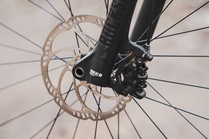 Trotz vier Kolben am Vorderrad konnte uns die Magura-Bremse nicht überzeugen. Da haben günstige Shimano-Stopper mehr Power.