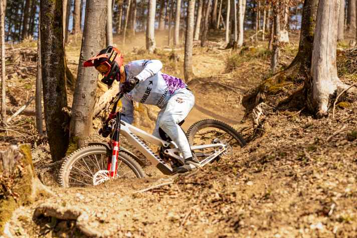 Levin beim Training auf seinem Propain Rage Downhiller.