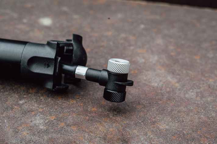 The pump head serves Presta and Schrader valves without the hassle of conversion