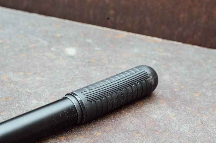 Der knuffige Griff liegt beim Pumpen gut und ohne zu drücken in der Hand