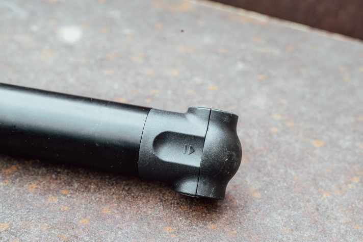 Eine Staubkappe schützt den Pumpenkopf vor Verschmutzung