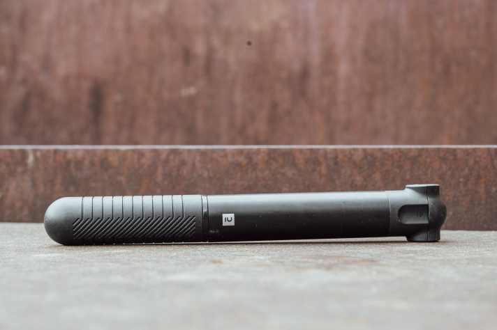 Auch im komplett eingefahrenen Zustand ist der Decathlon-Torpedo etwas groß für die Trikottasche. Eine Halterung für den Rahmen gibt es hier nicht