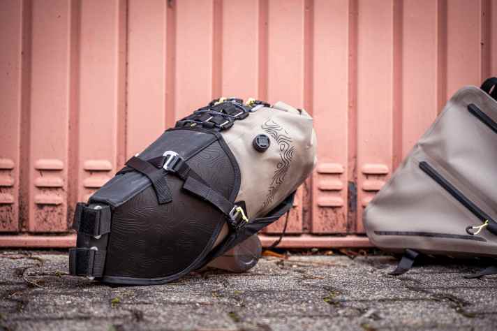 La sacoche de selle de la marque Rockrider se compose d'un étui robuste qui accueille le sac de rangement et peut rester sur le vélo pour le chargement.