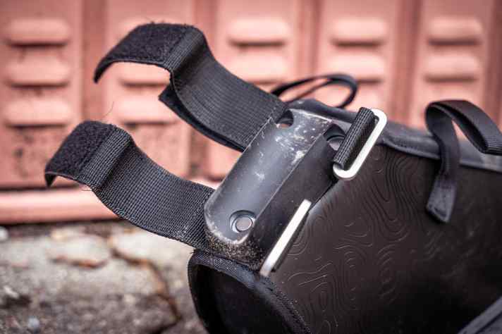 Das Holster passt mit seinem TPU-Abstandshalter an alle Stützen-Maße