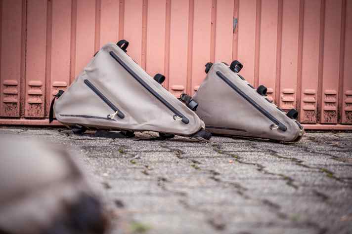 Neben der 6-Liter-Version gibt es auch eine Variante mit 9-Liter Stauraum und zweitem Reißverschluss für zehn Euro mehr