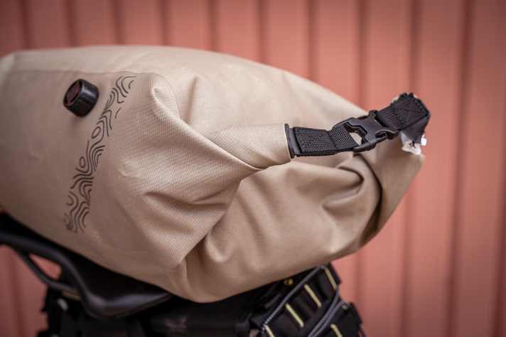 The saddle bag with roll closure has a maximum capacity of 15 litres and is made of robust, waterproof material