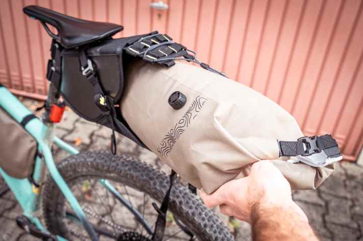 Practical: The loaded pack sack can simply be pulled out of the holster. This saves time and nerves