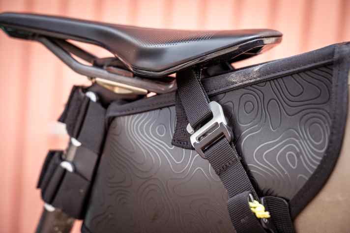 L'étui est accroché à la tige de selle par des boucles de sangle, des sangles d'arrimage assurent un très bon maintien.