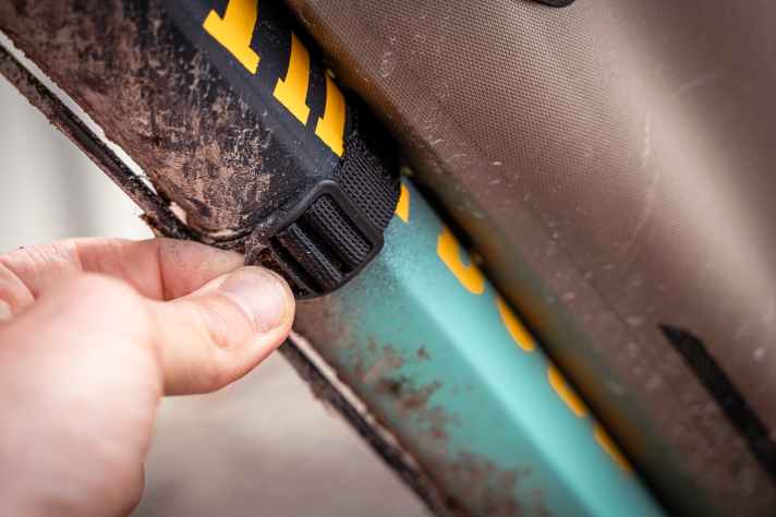 The other lashing straps are equipped with self-locking buckles