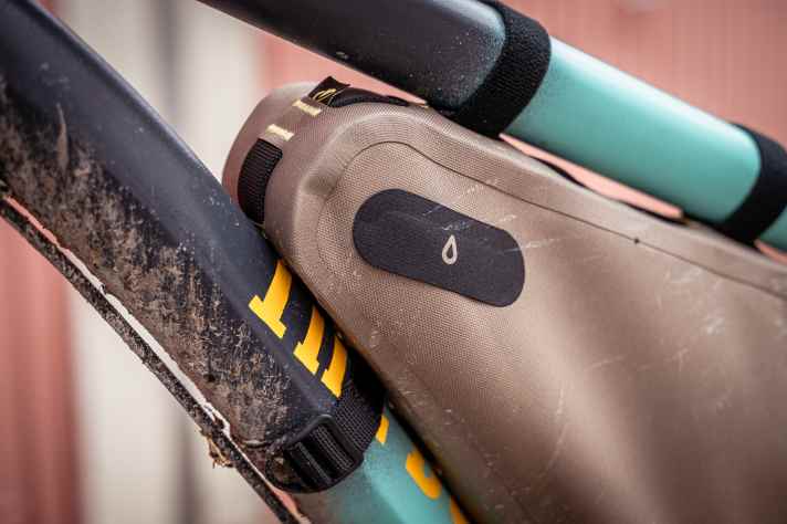 A drinking tube or charging cable can be inserted on the left-hand side