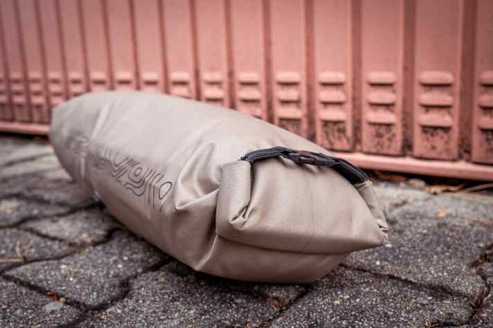 Maximal fasst der Drybag mit Rollverschluss 15 Liter. Dann misst er allerdings ganze 60 Zentimeter in der Breite