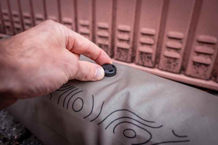 Le sac de rangement se comprime à l'aide d'une valve