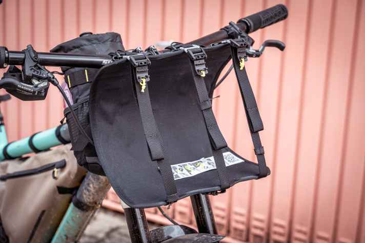 The robust harness weighs just under half a kilo. The seat on the handlebars is secure and wobble-free