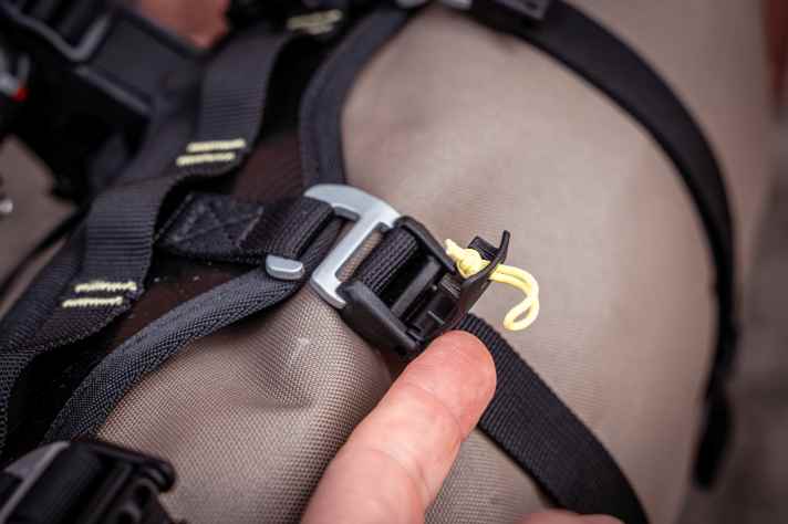 Eine Verschlusssicherung verhindert, dass sich die Gurte während der Fahrt lösen. Die kleinen Schlaufen, welche das Handling erleichtern sollen, lösen sich leider öfter von selbst