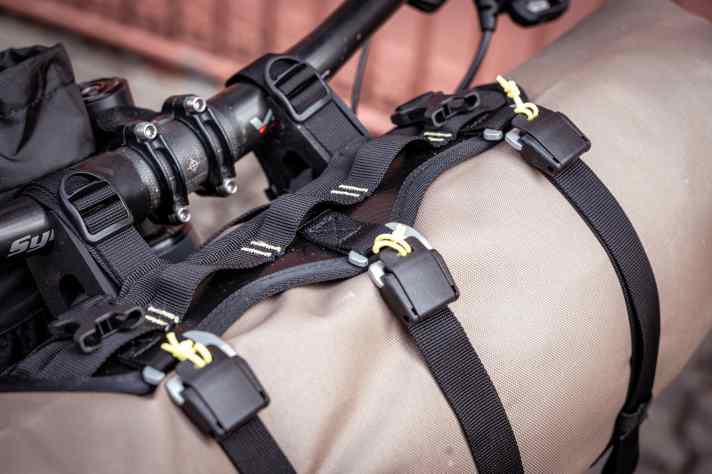 Die Packtasche wird über drei Zurrgurte absolut rutschfest im Harness eingespannt