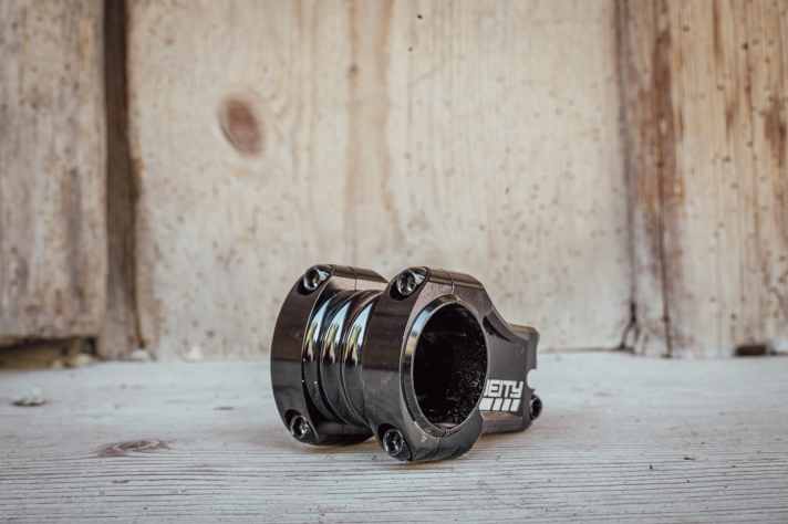 Der kürzere Vorbau sieht wuchtig aus, ist aber etwas leichter als der Pivot-Vorbau. 42 Millimeter Länge stehen dem Trailcat SL deutlich besser