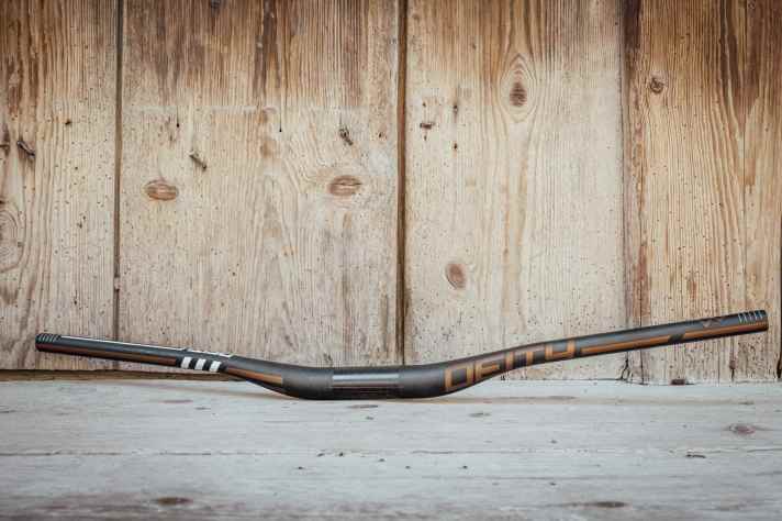 In terms of colour, the Deity matches the Pivot perfectly. The carbon structure also offers more comfort than the standard aluminium handlebars