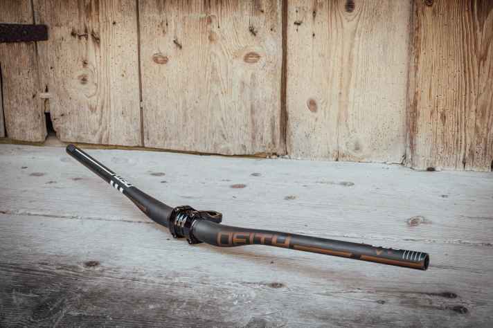 Eine Lenker-Vorbau-Kombi von Deity mit 40 Millimetern Länge nimmt etwas den Druck von der Front.