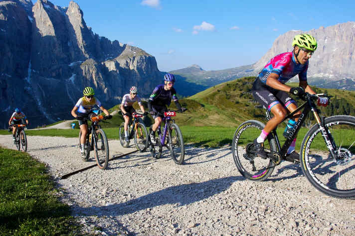 Zwischen den schroffen Felshängen der Dolomiten ist der Hero Südtirol Dolomites eine Prüfung für die besten Marathon-Sportler der Welt.