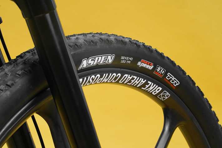 Noch nicht käuflich aber nah an der Serienreife: Der Maxxis Aspen Reifen in der Dimension 32 x 2,4 Zoll.