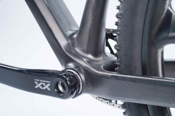 Das Design ohne Lack lässt beim Bike Ahead The Frame Serien-Bike den Blick auf die Carbon-Struktur frei.