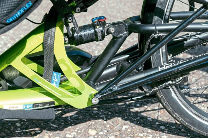 Der zentrale Dämpfer unterm Sitz bügelt urbane Hindernisse locker weg.