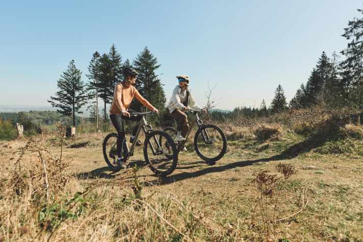 Für legere Runden durch Wald und Wiese sind Hardtails um 1000 Euro, wie hier das Rose PDQ AL, trotz ihres hohen Gewichts und meist einfacher Ausstattung bestens geeignet.