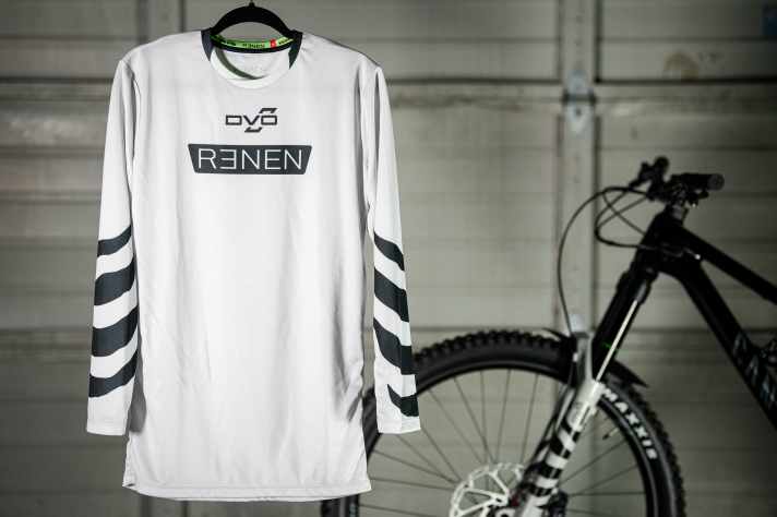 The DVO x Renen collection consists of a DO Onyx 38 x D1 suspension fork and a matching jersey from Renen.