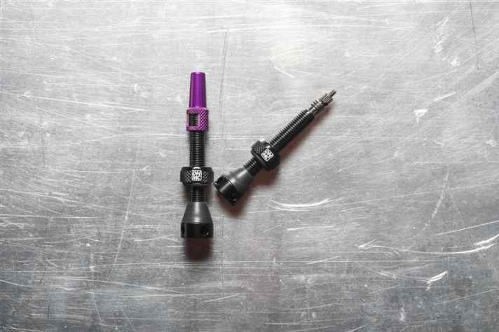 Les valves Barkeeper offrent une manipulation solide et conviennent à toutes les formes de jantes grâce aux différents caoutchoucs d'étanchéité.