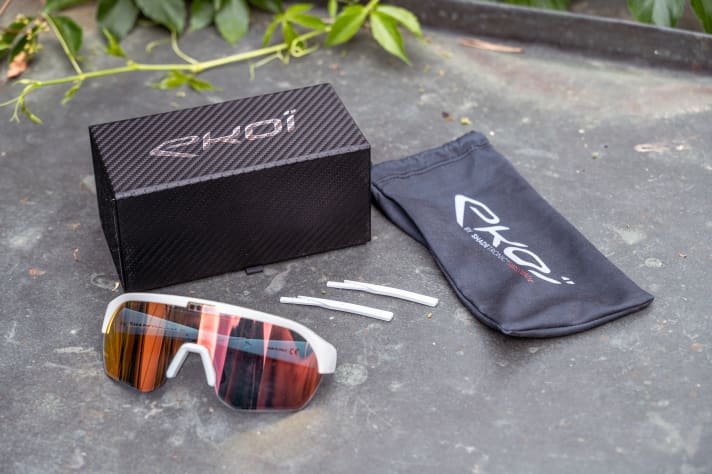 The elegant hard case includes an additional pouch and two shorter temples.