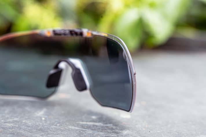 In die doppelt ausgeführte Scheibe sind Flüssigkristalle eingearbeitet, die den Lichteinfall kontrollieren.