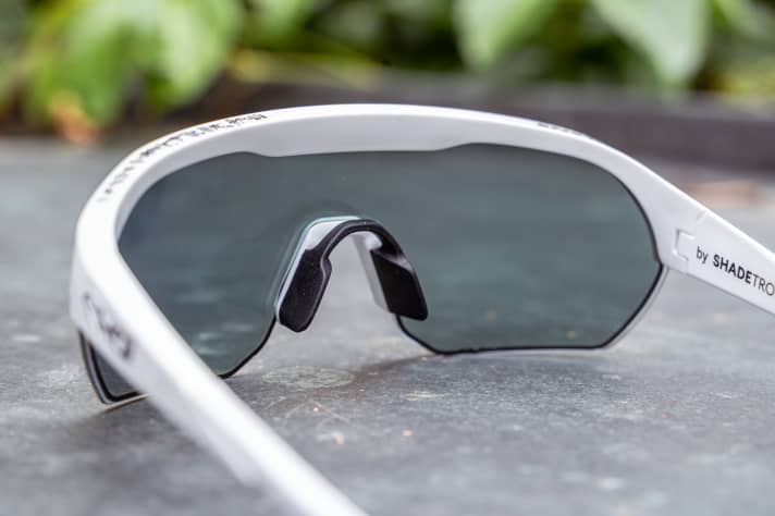 The nose wings cannot be adjusted and sit rather loosely.