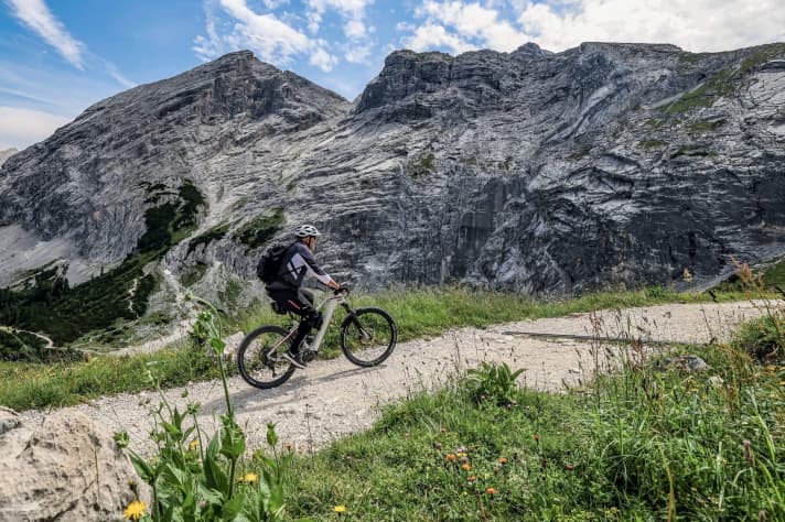 Die 3000 Höhenmeter von Jürgen Haases Challenge verteilen sich auf drei Anstiege rund um Garmisch. Kurz vor dem Schachenhaus wird er für die Anstrengungen mit einem spektakulären Panorama belohnt.