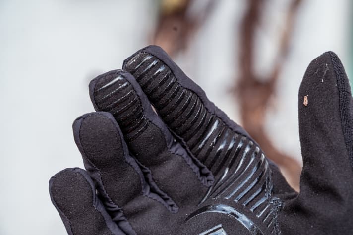 Thanks to silicone prints, you can really get to grips with the brakes. The thumb operates the smartphone