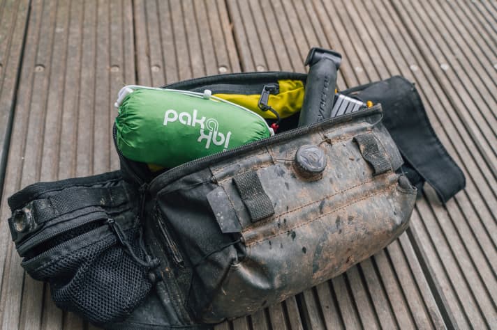 Die meisten Windjacken im Test finden neben Pumpe und Minitool sogar in einer Hip Bag Platz. Die Endura Pakajak im Bild hat schon etliche Jahre auf dem Buckel