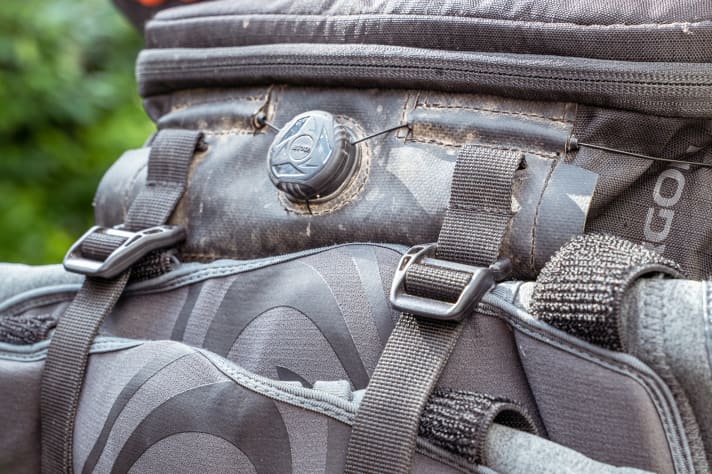 Geduldspiele sind nicht so mein Fall. Die Haken der Protektoren-Straps sind extrem friemelig.