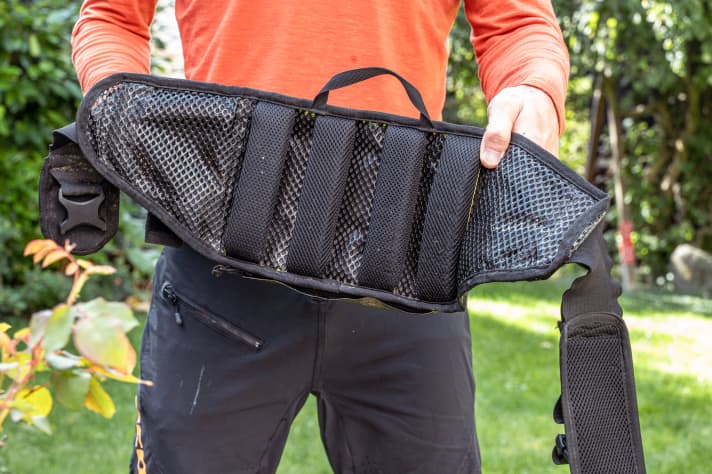 The slightly curved shape of the BA Hip Pack fits perfectly on the back.